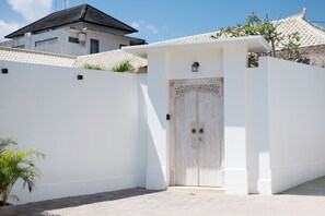 Exterior - 4BR Villa Vaimala Tropical Home in Seminyak (Badung)