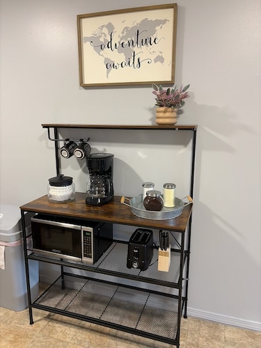 Cozy 2-bedroom apartment in charming West Plains with AC