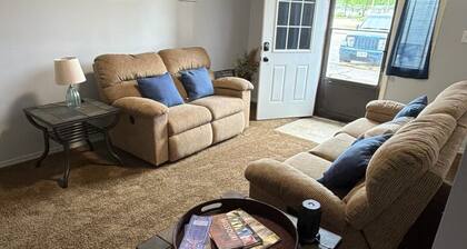Cozy 2-bedroom apartment in charming West Plains with AC