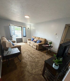 Smart TV, books - Cozy 2-bedroom apartment in charming West Plains with AC (West Plains)