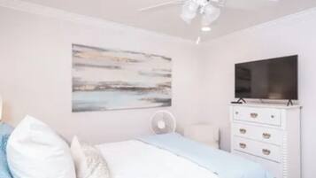 4 habitaciones, escritorio y tabla de planchar con plancha