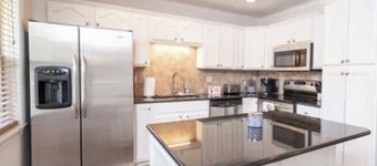 Oxford Retreat: Pool + Fire Pit + Bunk room & less than 2 miles to campus