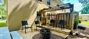 Oxford Retreat: Pool + Fire Pit + Bunk room & less than 2 miles to campus