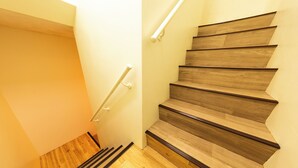 A wooden staircase with a handrail and a wooden floor. - KANDA URBAN SUITES (Chiyodaku Uchikanda)