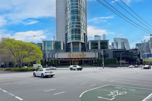 Exterior - Southbank 2BR with City Views, Pool, Spa & Sauna near Crown (Southbank)
