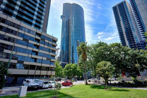 Exterior - Southbank 2BR with City Views, Pool, Spa & Sauna near Crown (Southbank)