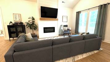 TV connectée, cheminée, livres