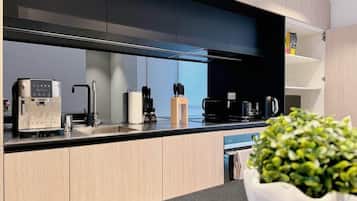 Réfrigérateur, un four, surface de cuisson, lave-vaisselle