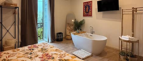 Iron/ironing board, WiFi, bed sheets