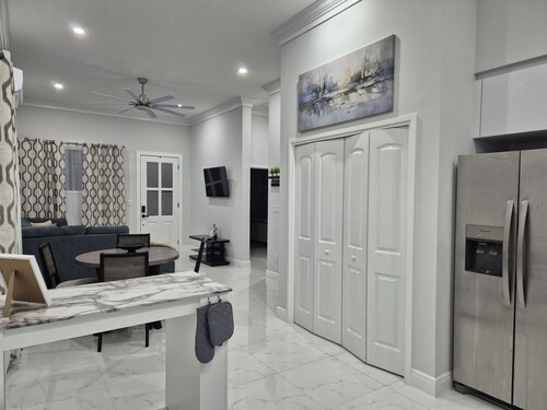 Modern 2BR Nassau Gem ★ 10 Min to Airport, Baha Mar, Beaches, Shopping & Dining