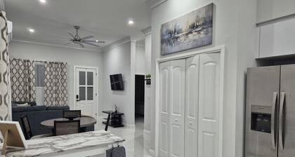 Modern 2BR Nassau Gem ★ 10 Min to Airport, Baha Mar, Beaches, Shopping & Dining