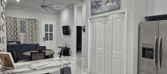 Modern 2BR Nassau Gem ★ 10 Min to Airport, Baha Mar, Beaches, Shopping & Dining