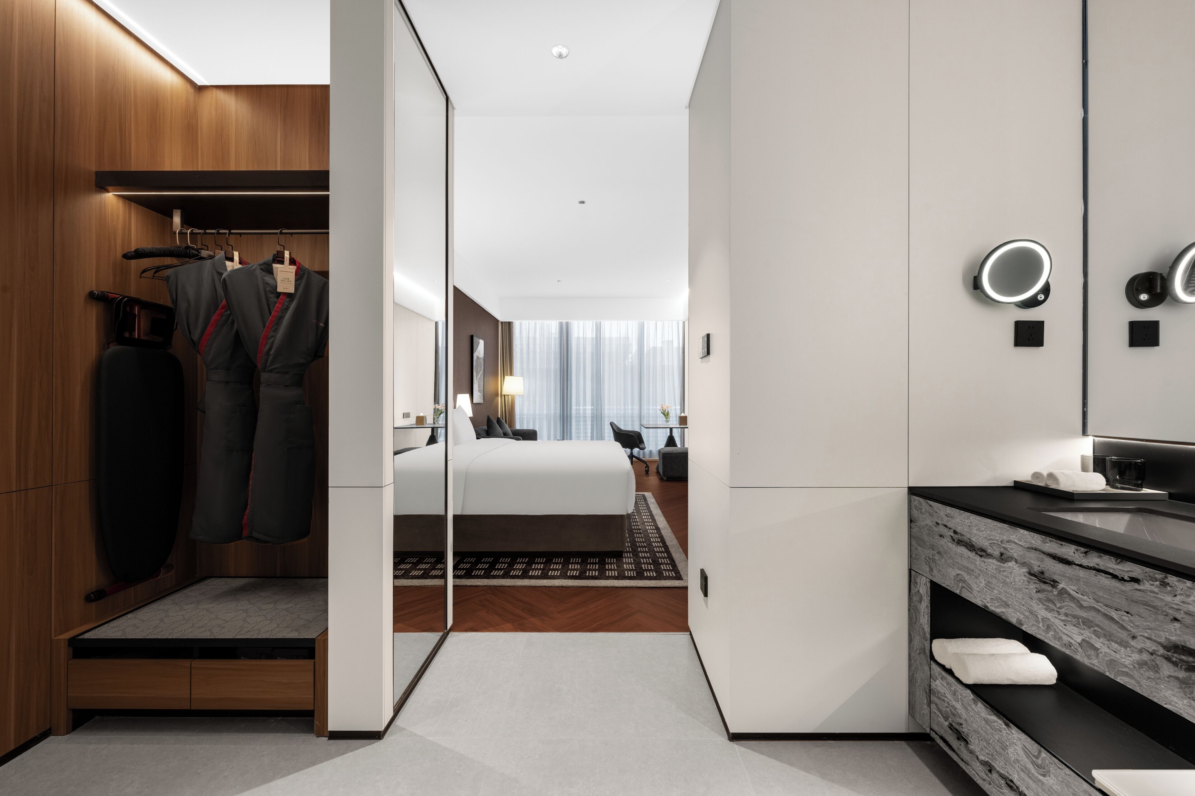 Quarto casal conforto, vista para a cidade | Escrivaninha, cortinas blackout, quartos à prova de som