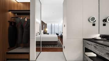 Quarto casal conforto, vista para a cidade | Escrivaninha, cortinas blackout, quartos à prova de som