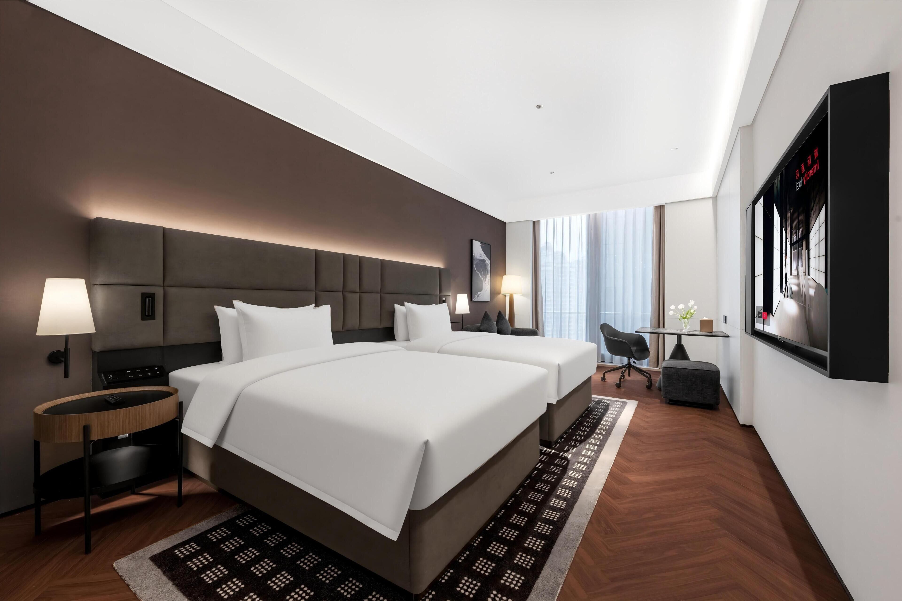 Kamar Twin Eksekutif, pemandangan kota | Kamar mandi | Shower, pengering rambut, sandal, dan handuk