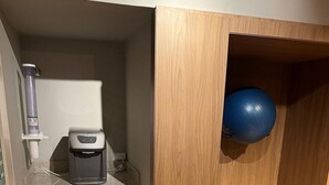 A compact room with a kitchenette area, including a coffee maker and a water dispenser. - Casa Confortavel em Foz do Iguaçu (Foz do Iguaçu)