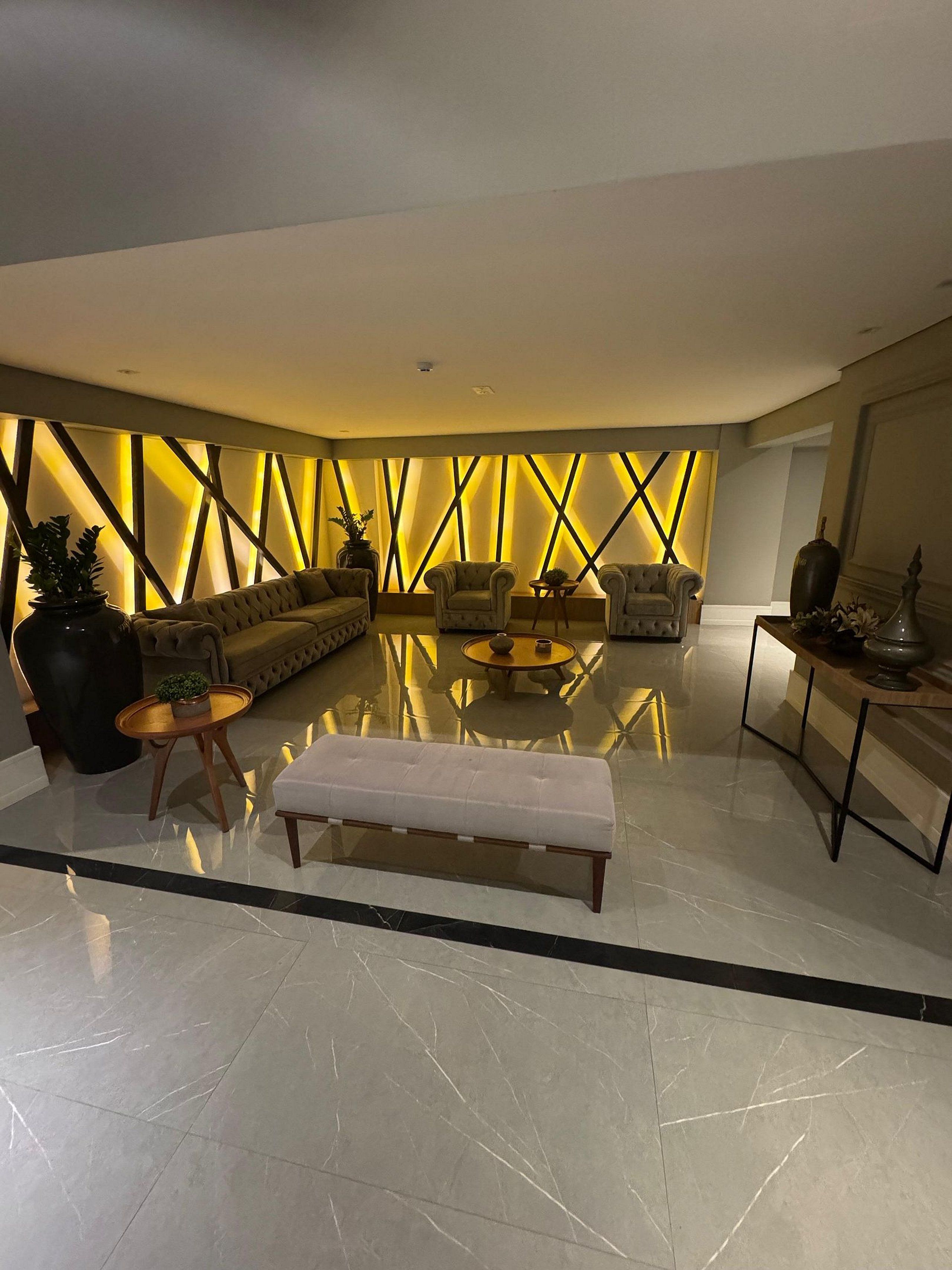 Una sala de estar moderna con un conjunto de sofá, un banco y una mesa de centro.