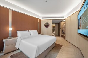 Escritorio, espacio para trabajar con laptop y cortinas blackout 