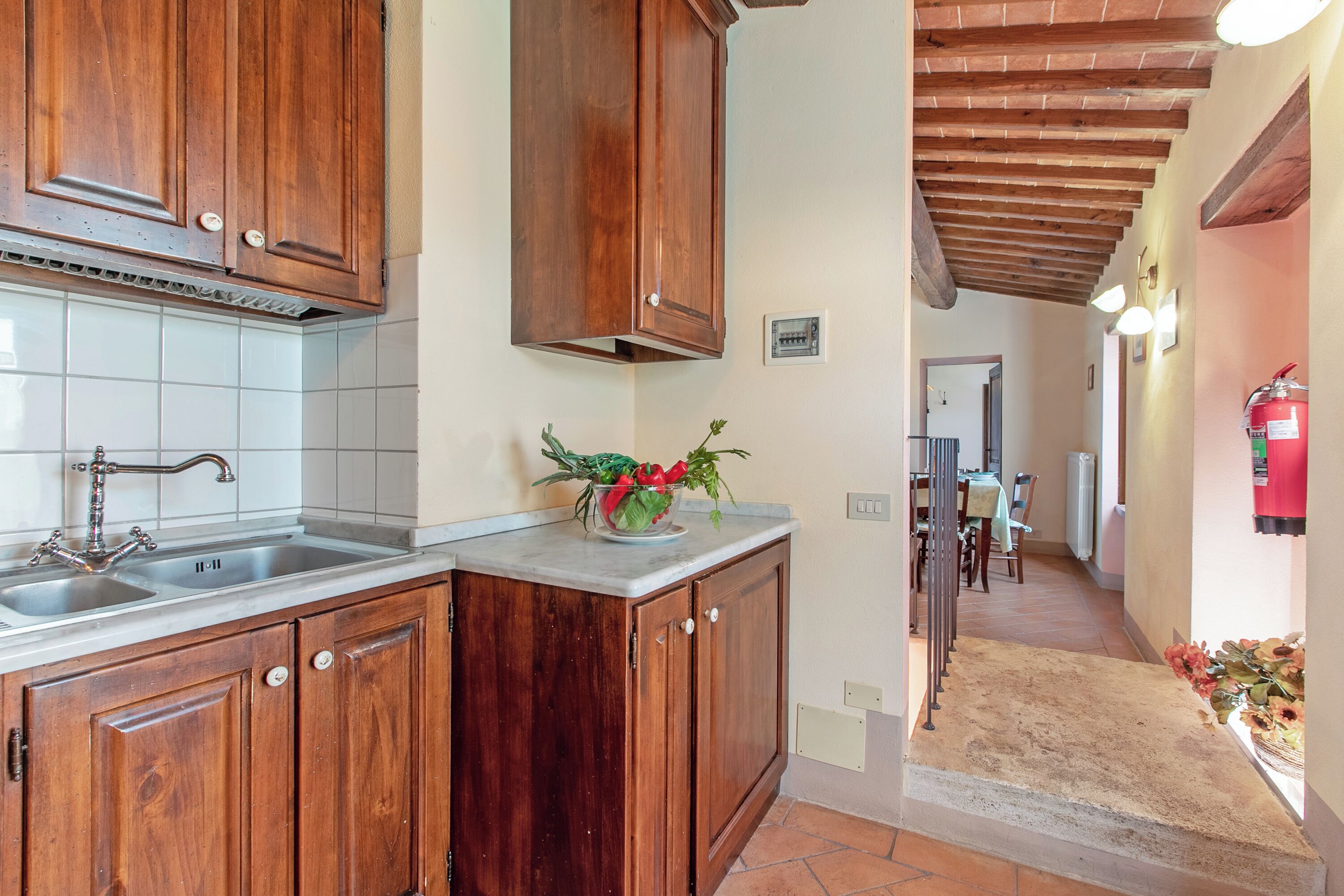 Frigorífico, placa de cocina, cafetera o tetera y utensilios de cocina