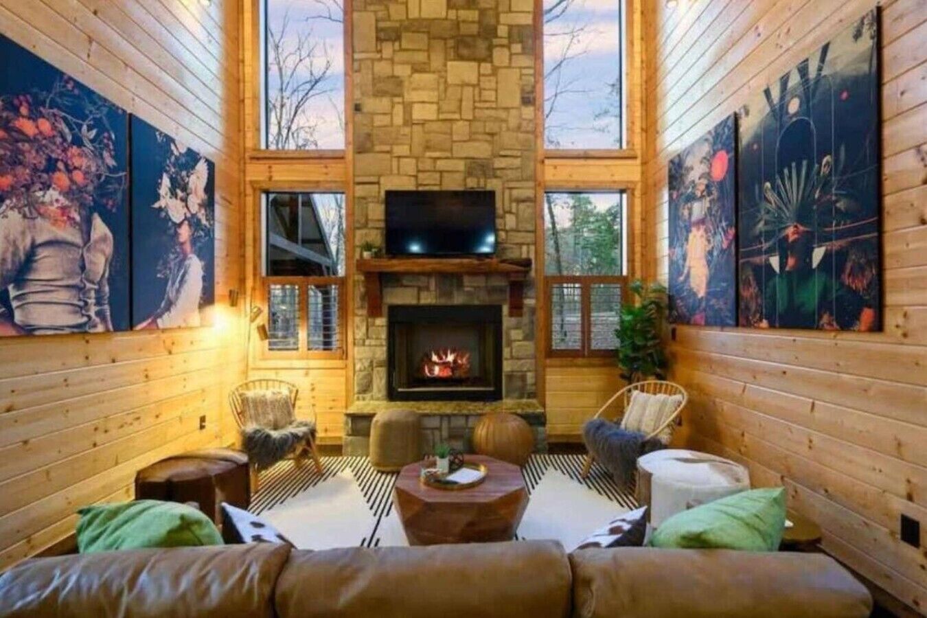 Un interior acogedor con chimenea, paredes de madera y obras de arte.