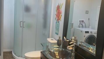 Serviettes fournies, savon, papier toilette