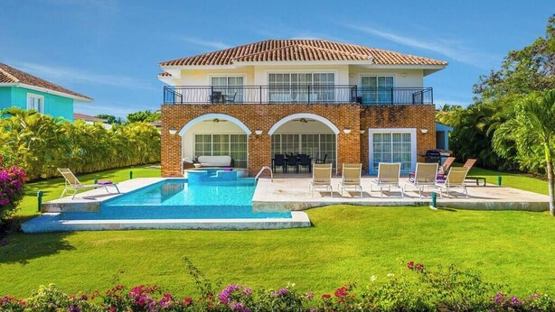 Une maison à deux étages dotée d’une piscine, d’un espace extérieur aménagé et d’un jardin bien entretenu.