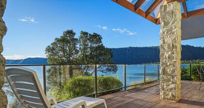 Lion House - Lakefront Spa, Private Beach & Jetty