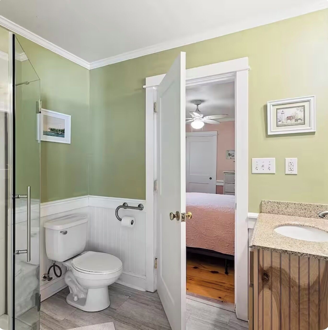 Een badkamer met toilet, douche en wastafel.