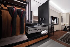 Eenvoudige tweepersoonskamer, uitzicht op stad | Interieur