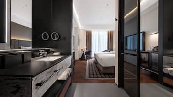 Habitación básica doble, vista a la ciudad | Cortinas blackout, insonorización y tabla de planchar con plancha
