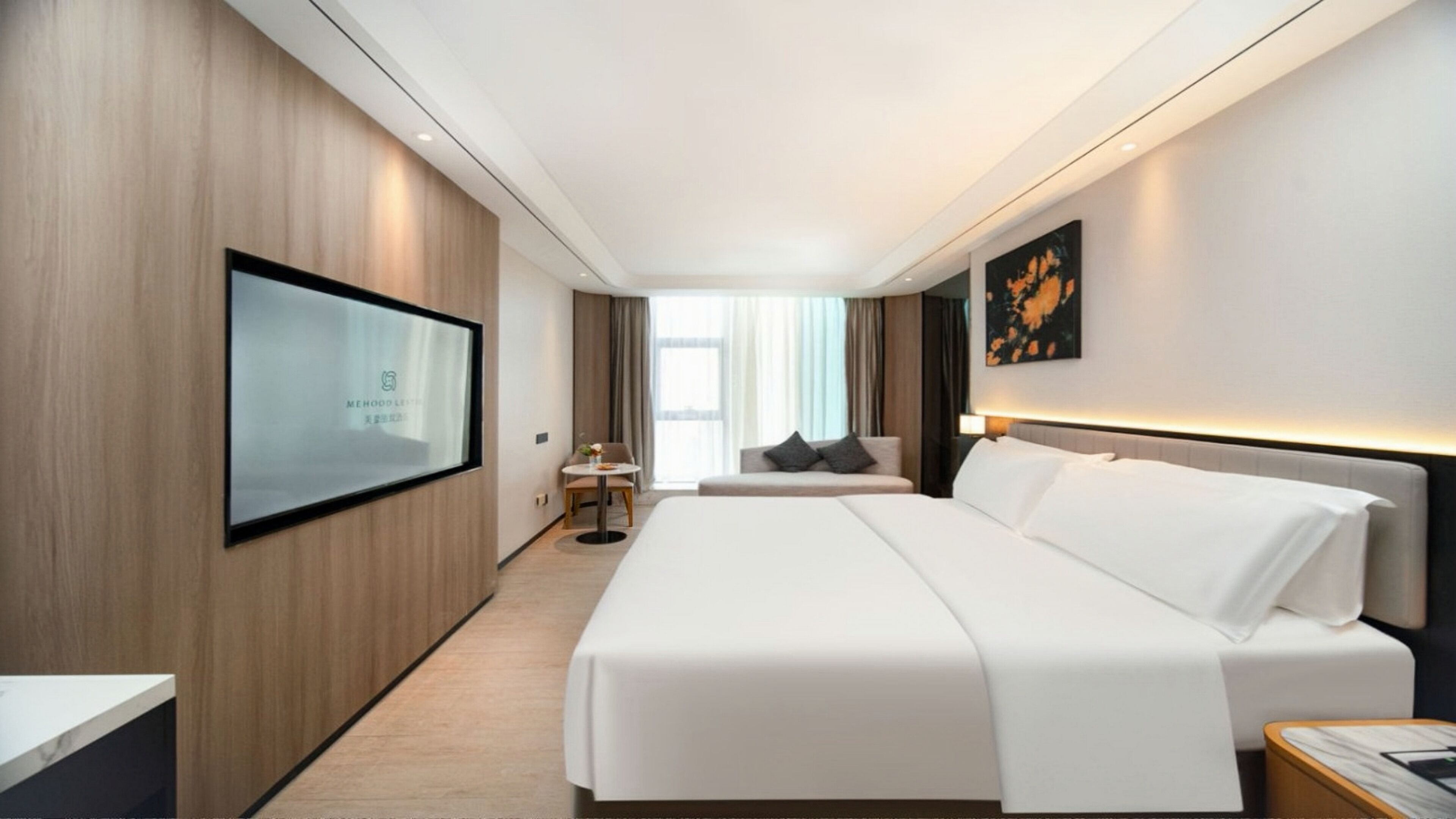 Quarto de hotel moderno com uma cama grande, televisão na parede e vista da cidade pela janela.