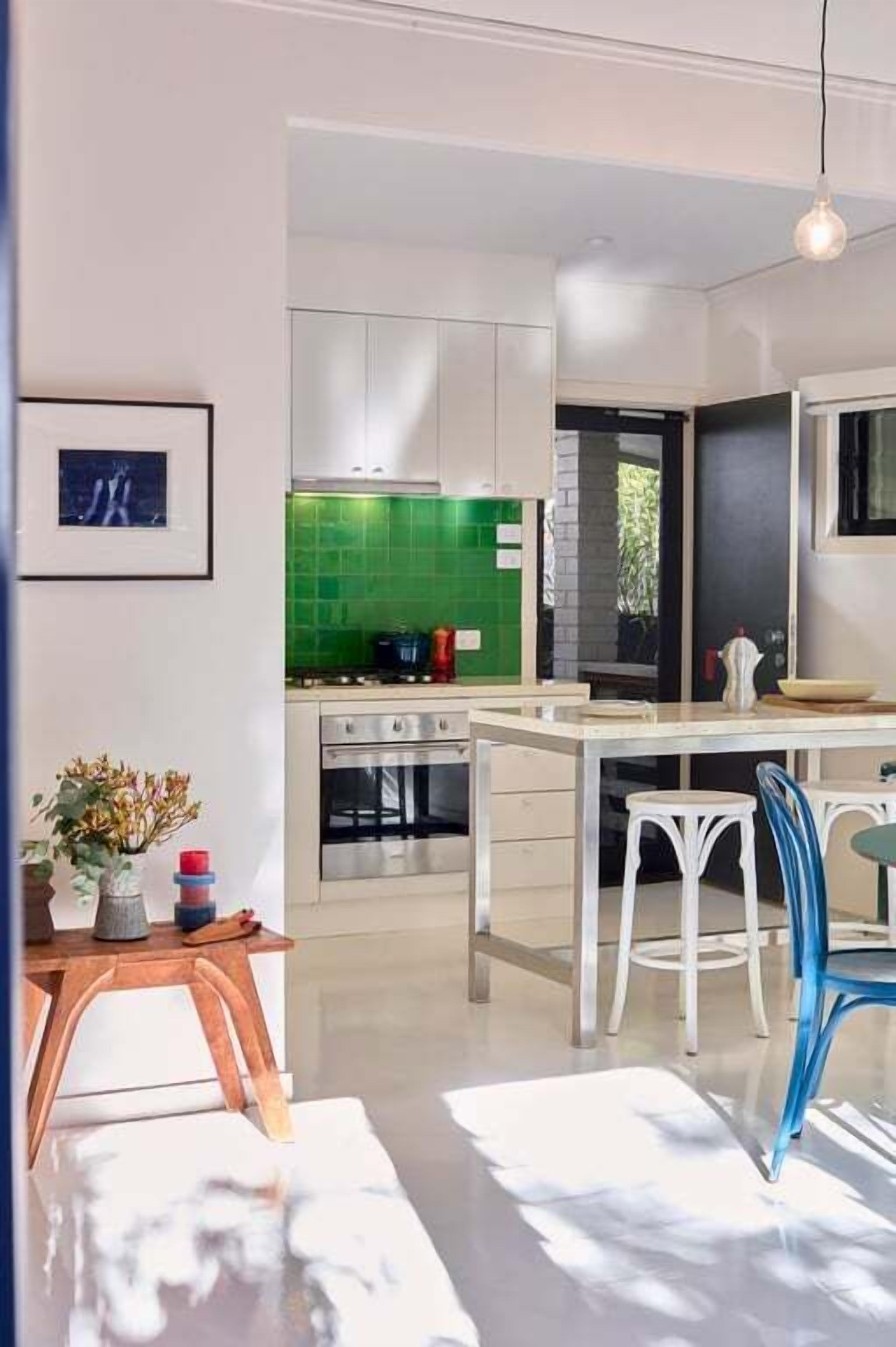 Coffee/tea maker, fridge, oven, stovetop