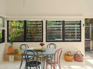 Outdoor dining - Midcentury Daydreams (BYRON BAY)