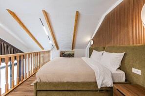A bedroom with a bed, wooden ceiling beams, a wooden railing, and a view of the outdoors. - Muraga Villas 7 Kupola (Dajt)