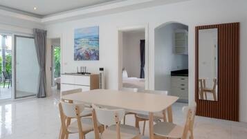 Villa Deluxe - utsikt mot poolen | Restauranger
