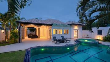 Villa Deluxe - utsikt mot poolen | Pool | Utomhuspool