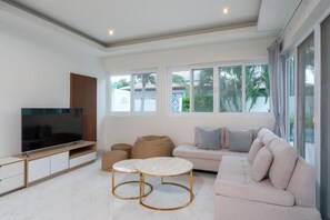 Villa Deluxe, vue piscine | Coin séjour