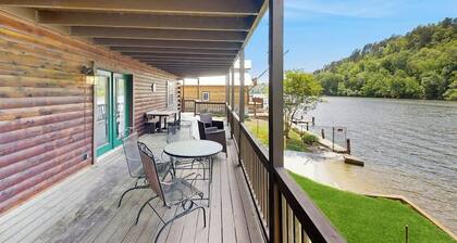 Waterfront cabin right on Ouachita River w/ dock access, full kitchens and WIFI