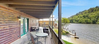 Waterfront cabin right on Ouachita River w/ dock access, full kitchens and WIFI