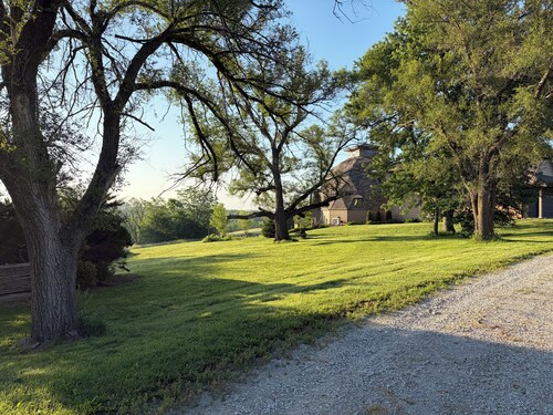 Charming 3-bedroom farmhouse in rural Platte County close to KCI.