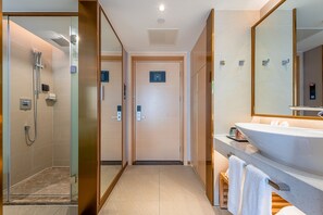 Panoramic-Zweibettzimmer, Stadtblick | Badezimmer | Dusche, Regendusche, kostenlose Toilettenartikel, Haartrockner
