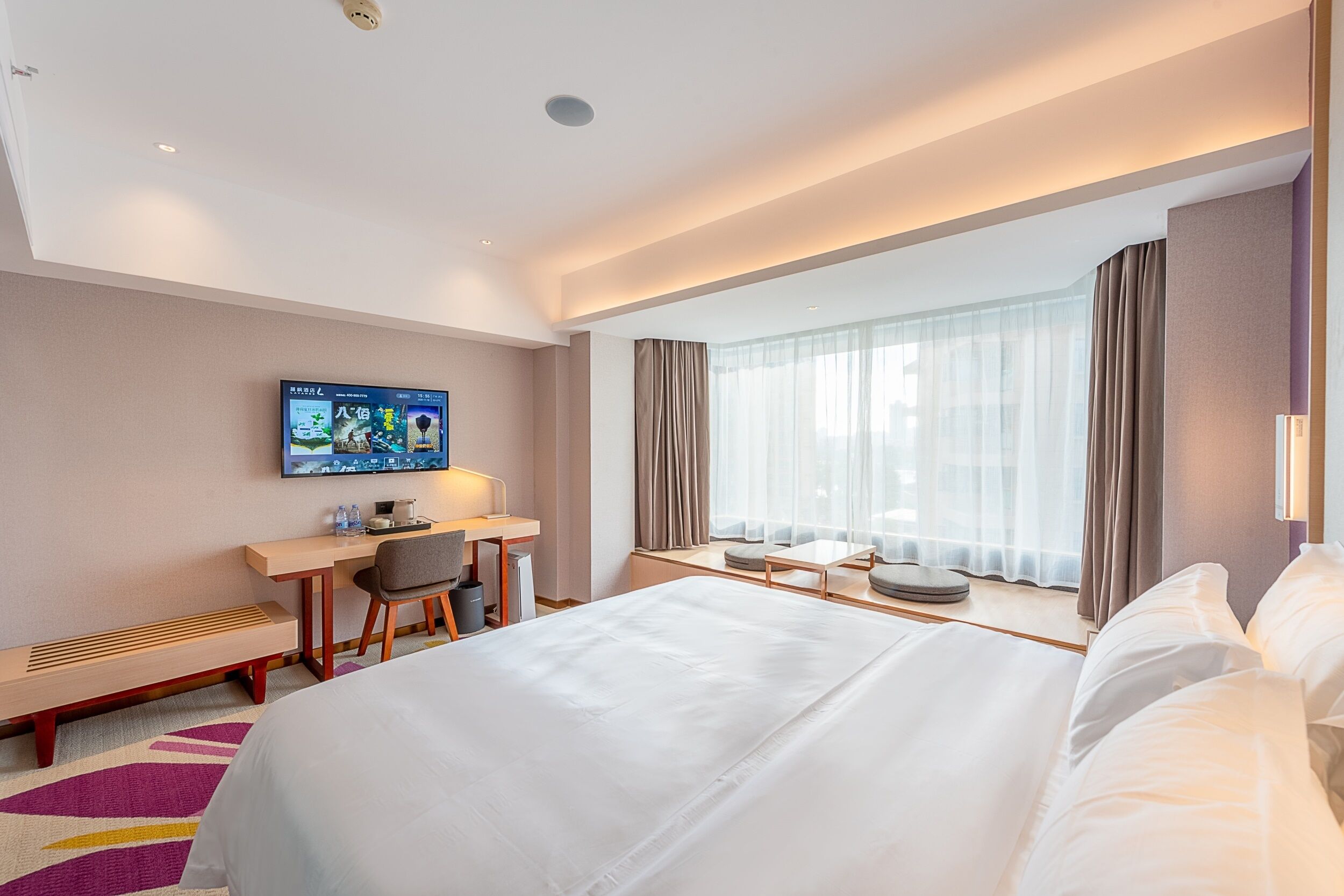Luxury-Doppelzimmer, Stadtblick | Schreibtisch, laptopgeeigneter Arbeitsplatz, Verdunkelungsvorhänge