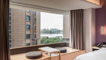 Doppia Luxury, vista città | Una scrivania, postazione laptop, tende oscuranti, insonorizzazione