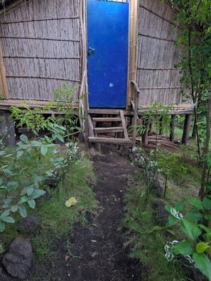 Chambre Double Familiale, balcon, vue jardin | Enceinte de l’hébergement