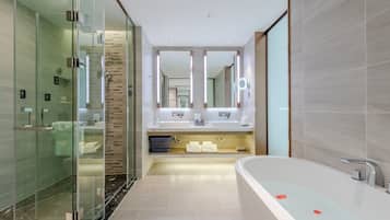 Suite superior, vistas a la ciudad | Baño | Artículos de higiene personal gratuitos, secador de pelo y zapatillas