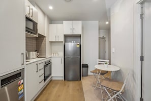 Réfrigérateur, four à micro-ondes, un four, surface de cuisson
