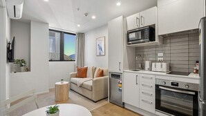 Fridge, microwave, oven, stovetop - Après Ski Apartment with Full Kitchen and Carpark (Queenstown)