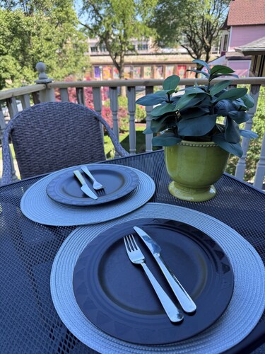 2-BR central Oak Park flat+near FLW homes+near trains to Chicago+pets ok+parking