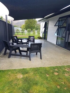 Outdoor dining - Modern family pad in Cromwell (Cromwell)