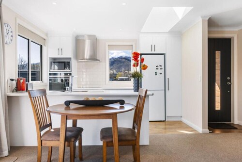 Best for Mates! Double Ensuite Home!
